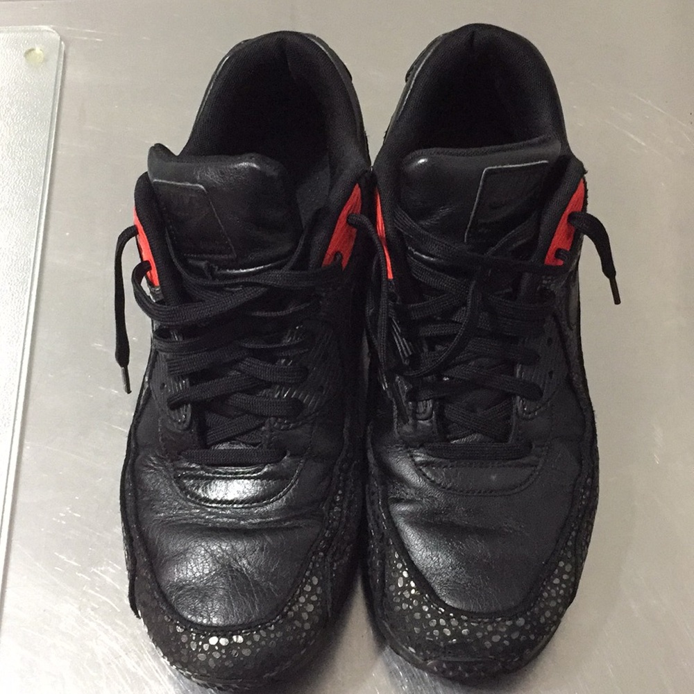 NikeAIRmax Blk2tone leather with metallic accents